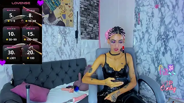 Snapshot of Queen_Cuarxxo chatting on 04/19/26, 12:54 Queen Cuarxxo online show from 04/19/26, 12:54