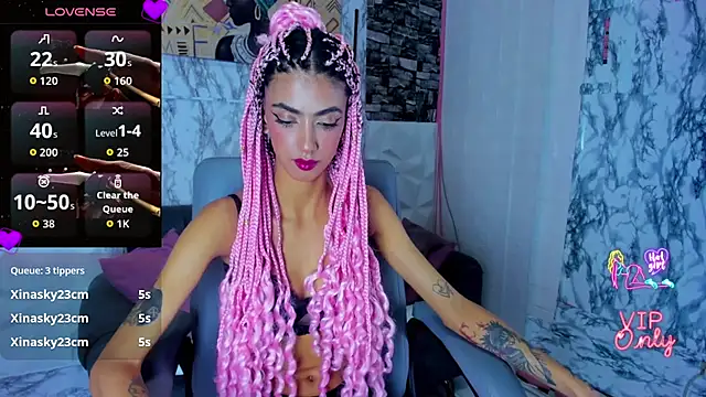Snapshot of Queen_Cuarxxo chatting on 04/21/26, 01:42 Queen Cuarxxo online show from 04/21/26, 01:42