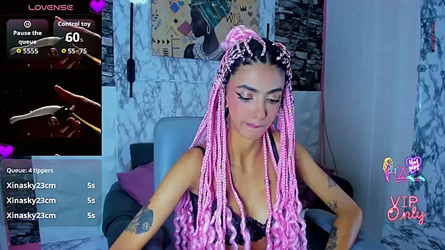 Snapshot of Queen_Cuarxxo chatting on 04/21/26, 02:51 Queen Cuarxxo online show from 04/21/26, 02:51