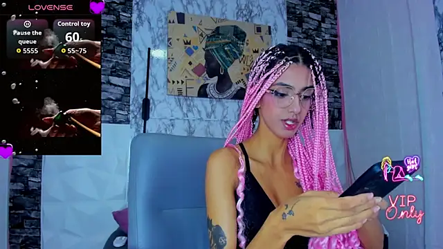 Snapshot of Queen_Cuarxxo chatting on 04/21/26, 11:40 Queen Cuarxxo online show from 04/21/26, 11:40