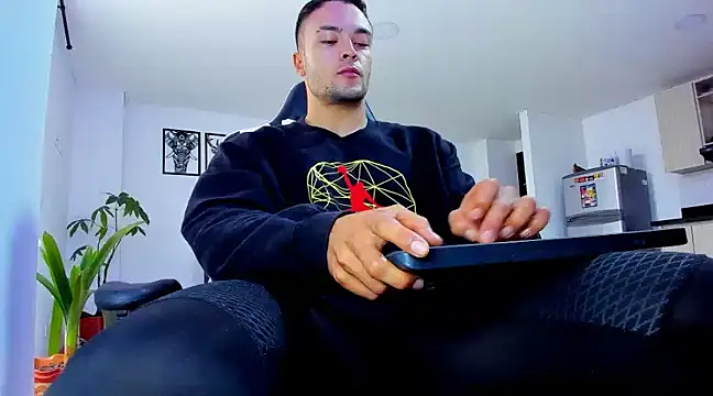 Snapshot of alexander_collin02 chatting on 02/21/25, 01:00 alexander collin02 online show from 02/21/25, 01:00