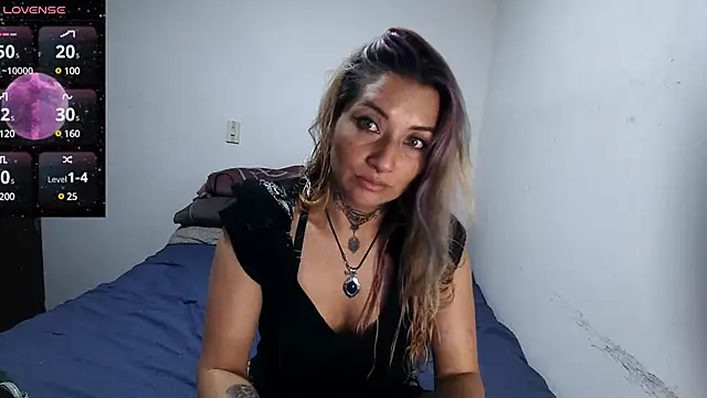 Snapshot of FENIX_LUXURY chatting on 02/05/25, 04:47 FENIX LUXURY online show from 02/05/25, 04:47