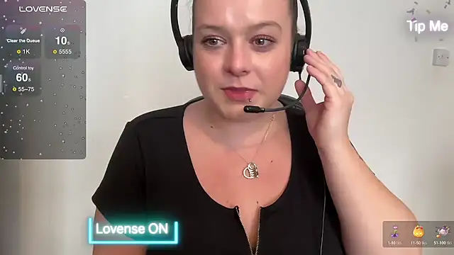 Snapshot of NaughtyWifeUK chatting on 12/02/24, 12:18 NaughtyWifeUK online show from 12/02/24, 12:18