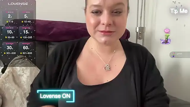 Snapshot of NaughtyWifeUK chatting on 12/06/24, 11:22 NaughtyWifeUK online show from 12/06/24, 11:22