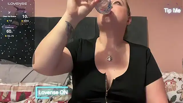 Snapshot of NaughtyWifeUK chatting on 12/06/24, 05:33 NaughtyWifeUK online show from 12/06/24, 05:33