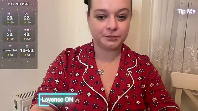 Snapshot of NaughtyWifeUK chatting on 12/23/24, 11:06 NaughtyWifeUK online show from 12/23/24, 11:06