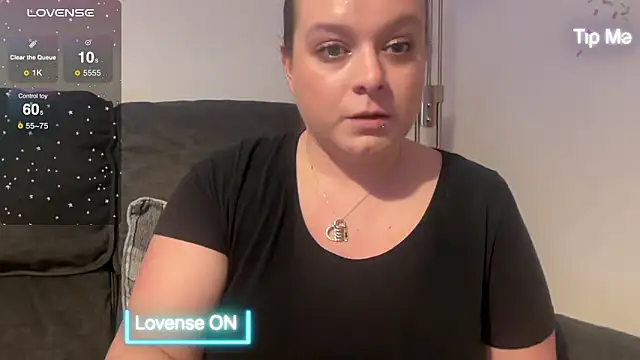 Snapshot of NaughtyWifeUK chatting on 12/30/24, 10:34 NaughtyWifeUK online show from 12/30/24, 10:34