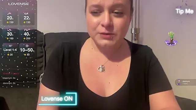 Snapshot of NaughtyWifeUK chatting on 12/31/24, 01:36 NaughtyWifeUK online show from 12/31/24, 01:36