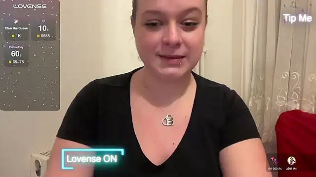 Snapshot of NaughtyWifeUK chatting on 01/05/25, 11:12 NaughtyWifeUK online show from 01/05/25, 11:12