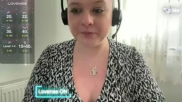 Snapshot of NaughtyWifeUK chatting on 01/07/25, 01:24 NaughtyWifeUK online show from 01/07/25, 01:24