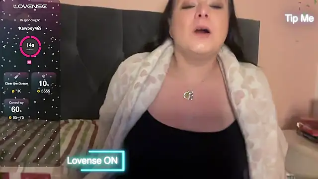 Snapshot of NaughtyWifeUK chatting on 01/12/25, 04:50 NaughtyWifeUK online show from 01/12/25, 04:50