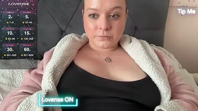 Snapshot of NaughtyWifeUK chatting on 02/17/25, 04:04 NaughtyWifeUK online show from 02/17/25, 04:04