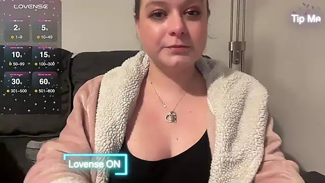 Snapshot of NaughtyWifeUK chatting on 02/23/25, 12:41 NaughtyWifeUK online show from 02/23/25, 12:41