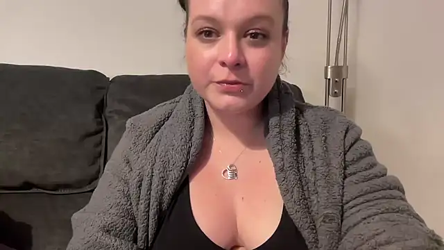 Snapshot of NaughtyWifeUK chatting on 03/11/25, 11:59 NaughtyWifeUK online show from 03/11/25, 11:59