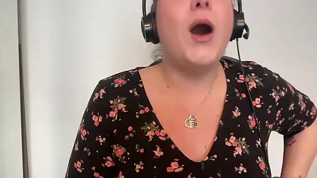 Snapshot of NaughtyWifeUK chatting on 03/13/25, 04:34 NaughtyWifeUK online show from 03/13/25, 04:34