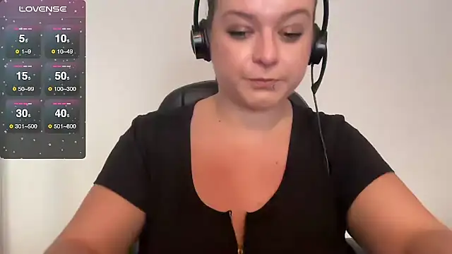 Snapshot of NaughtyWifeUK chatting on 10/18/25, 02:18 NaughtyWifeUK online show from 10/18/25, 02:18