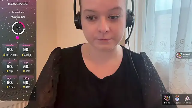 Snapshot of NaughtyWifeUK chatting on 11/11/25, 11:54 NaughtyWifeUK online show from 11/11/25, 11:54