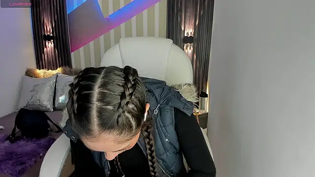 Snapshot of emily_layton chatting on 02/06/25, 02:26 emily layton online show from 02/06/25, 02:26