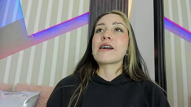 Snapshot of emily_layton chatting on 10/19/25, 04:40 emily layton online show from 10/19/25, 04:40