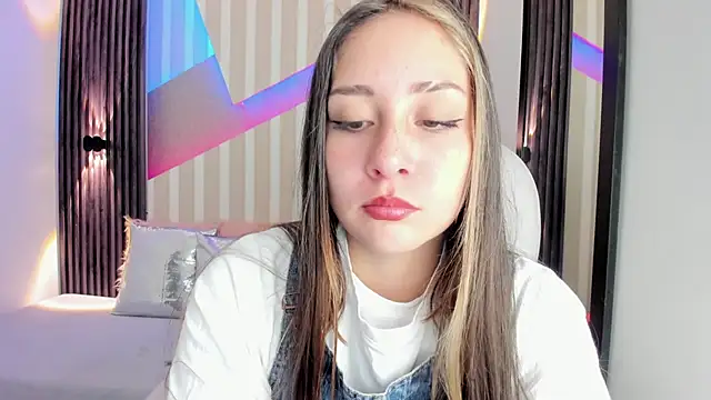 Snapshot of emily_layton chatting on 10/22/25, 02:39 emily layton online show from 10/22/25, 02:39