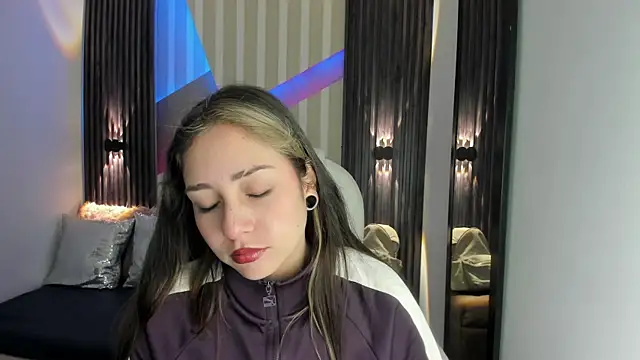 Snapshot of emily_layton chatting on 10/24/25, 01:29 emily layton online show from 10/24/25, 01:29