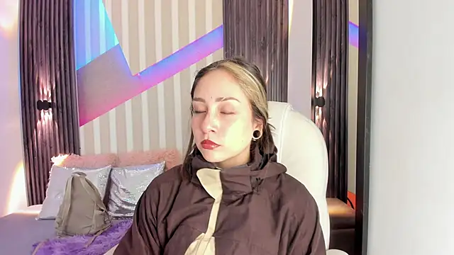 Snapshot of emily_layton chatting on 10/25/25, 03:40 emily layton online show from 10/25/25, 03:40