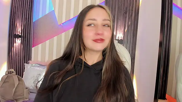 Snapshot of emily_layton chatting on 10/27/25, 02:32 emily layton online show from 10/27/25, 02:32