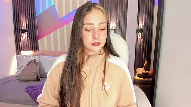 Snapshot of emily_layton chatting on 10/29/25, 02:41 emily layton online show from 10/29/25, 02:41