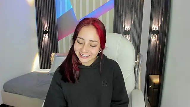 Snapshot of emily_layton chatting on 10/31/25, 01:56 emily layton online show from 10/31/25, 01:56