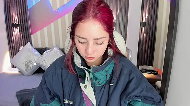 Snapshot of emily_layton chatting on 11/11/25, 02:39 emily layton online show from 11/11/25, 02:39