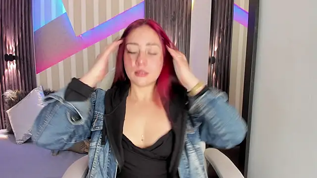 Snapshot of emily_layton chatting on 11/12/25, 02:39 emily layton online show from 11/12/25, 02:39