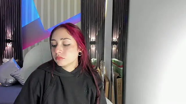 Snapshot of emily_layton chatting on 11/16/25, 04:34 emily layton online show from 11/16/25, 04:34