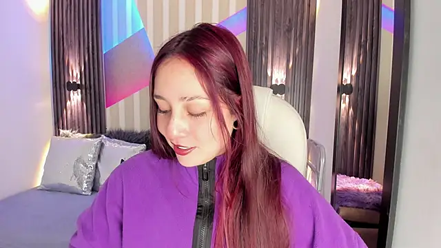 Snapshot of emily_layton chatting on 11/24/25, 02:39 emily layton online show from 11/24/25, 02:39