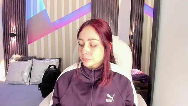 Snapshot of emily_layton chatting on 11/25/25, 03:23 emily layton online show from 11/25/25, 03:23