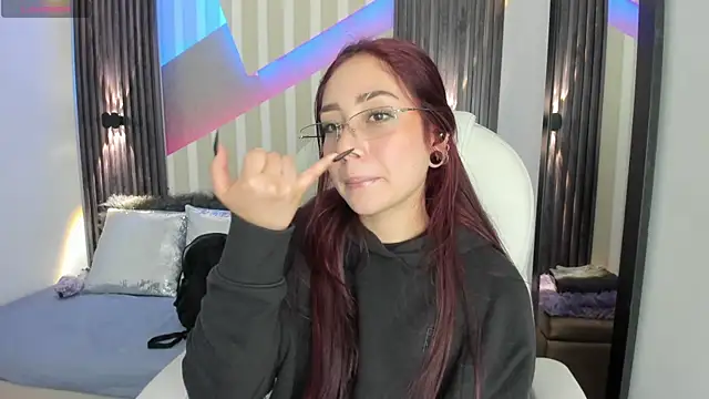 Snapshot of emily_layton chatting on 11/29/25, 04:10 emily layton online show from 11/29/25, 04:10