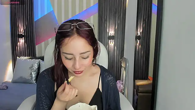 Snapshot of emily_layton chatting on 11/30/25, 04:44 emily layton online show from 11/30/25, 04:44