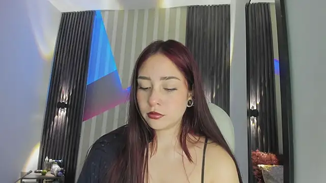 Snapshot of emily_layton chatting on 12/15/25, 02:43 emily layton online show from 12/15/25, 02:43