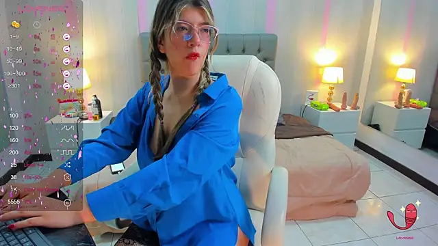 Snapshot of SEXMILLA_ chatting on 02/17/25, 09:19 SEXMILLA  online show from 02/17/25, 09:19