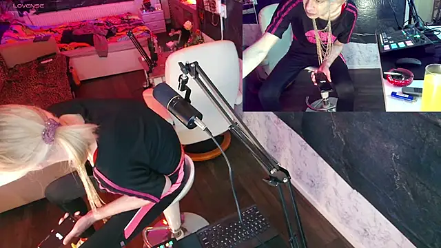 Snapshot of Doggyray44 chatting on 12/21/24, 04:25 Doggyray44 online show from 12/21/24, 04:25