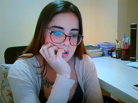 maliamiller online show from 11/08/25, 08:47