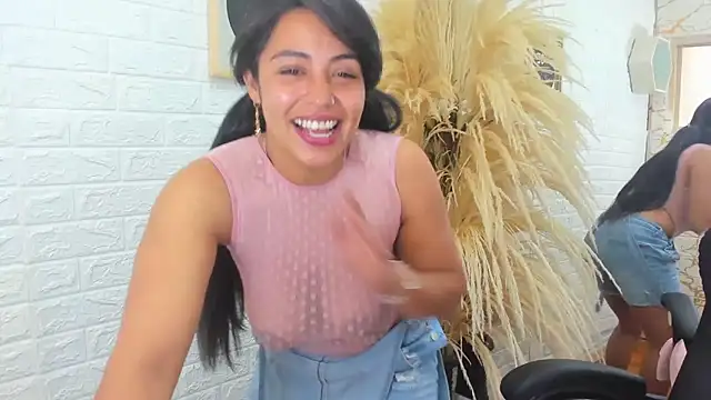 Snapshot of Aisha_09 chatting on 01/05/25, 06:45 Aisha 09 online show from 01/05/25, 06:45