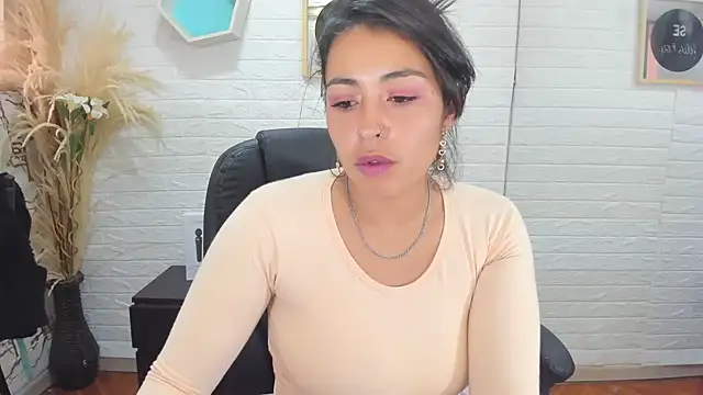 Snapshot of Aisha_09 chatting on 02/21/25, 03:32 Aisha 09 online show from 02/21/25, 03:32