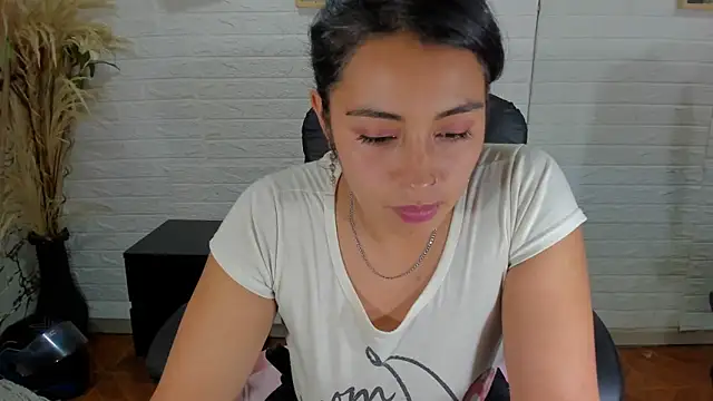 Snapshot of Aisha_09 chatting on 03/05/25, 06:56 Aisha 09 online show from 03/05/25, 06:56