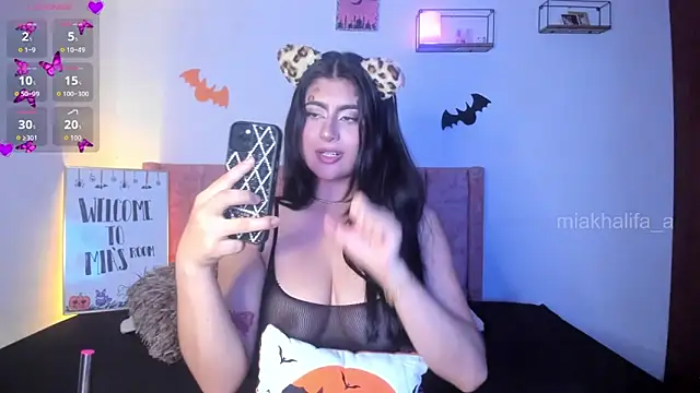 miakhalifaaa  online show from 10/16/25, 10:00