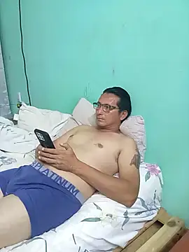 Snapshot of Andresguz35 chatting on 05/01/26, 03:44 Andresguz35 online show from 05/01/26, 03:44