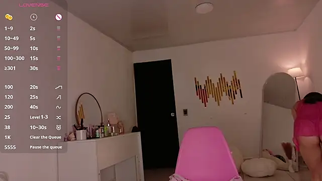 Snapshot of Sarah_cam06 chatting on 02/18/26, 01:01 Sarah cam06 online show from 02/18/26, 01:01