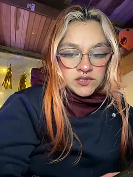 Snapshot of SophiaWeestt99 chatting on 04/11/26, 04:17 SophiaWeestt99 online show from 04/11/26, 04:17