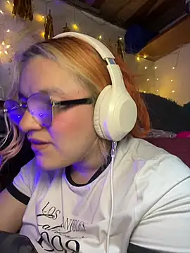Snapshot of SophiaWeestt99 chatting on 04/11/26, 07:45 SophiaWeestt99 online show from 04/11/26, 07:45