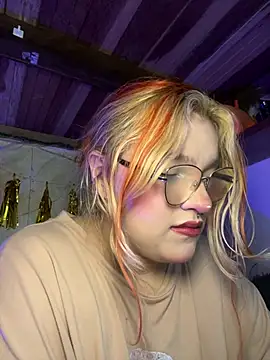 Snapshot of SophiaWeestt99 chatting on 04/15/26, 04:30 SophiaWeestt99 online show from 04/15/26, 04:30