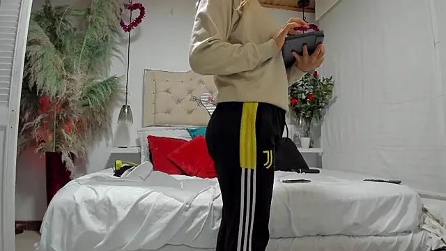 Samanthahavery44 online show from 10/15/25, 04:01